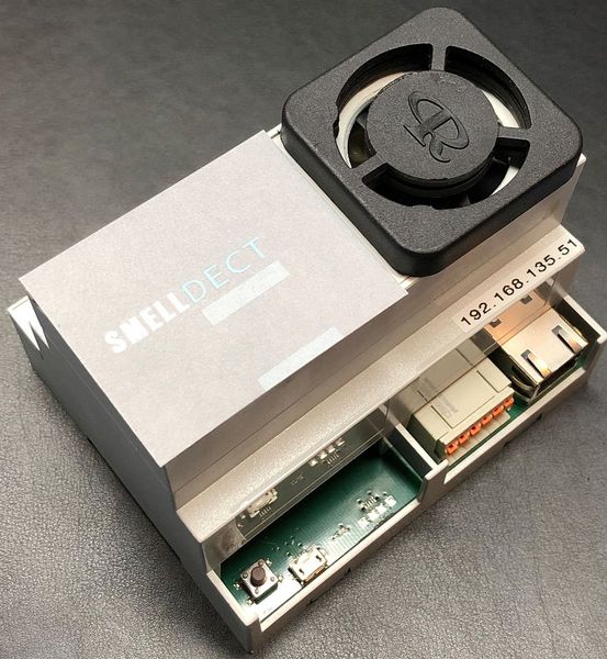 Bislang sind auf dem Markt für Geruchsanalytik lediglich vereinzelte und teure Lösungen für spezialisierte Anwendungen zu finden. Der Fokus liegt dabei weniger auf einem praktikablen Einsatz, als auf einer präzisen chemischen Analyse der Gaskomponenten. Das soll sich nun ändern: Gemeinsam mit dem Industriepartner smelldect entwickelt das KIT (Halle 2, Stand B16) eine elektronische Nase, die eNase, mit der wesentliche olfaktorische Informationen schnell und einfach zu erfassen sind – nämlich, ob ein Geruch einem vorher angelernten Referenzgeruch entspricht und damit beispielsweise als gefährlich oder ungefährlich einzustufen ist.  Die künstliche Nase ist nur wenige Zentimeter groß und besteht aus einem Chip mit Nanodrähten aus Zinndioxid. Ist ein bestimmtes Geruchsmuster im Chip eingelernt, kann es der Geruchssensor innerhalb von Sekunden wiedererkennen. Die eNase soll preiswert, anlernbar und somit nahezu universell einsetzbar sein. Mögliche Anwendungsszenarien sind intelligente Brandmelder, das Raumluftmonitoring oder die Lebensmittelkontrolle. Auf der Hannover Messe präsentieren das KIT und smelldect einen einsatzbereiten Demonstrator der eNase. Zukünftig soll die Technologie so verkleinert werden, dass sie in einem Smartphone Platz findet.  (Bild: KIT)