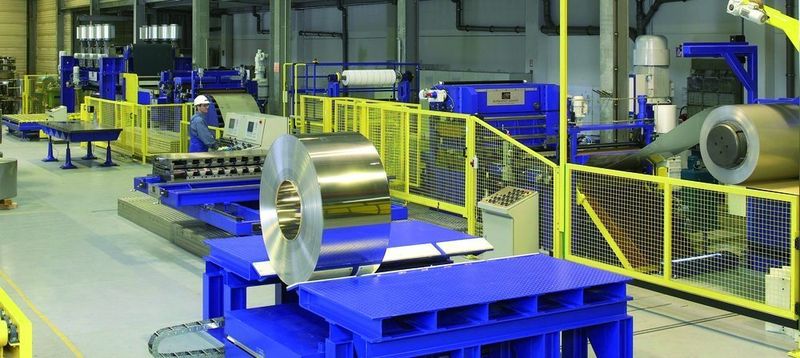 Edelstahl-Coils werden bei Vogel-Bauer auf die kundenspezifischen Breiten längsgespalten und optional auf Querteilanlagen, wie hier im Bild, zu Platinen konfektioniert. Bild: Vogel-Bauer (Archiv: Vogel Business Media)