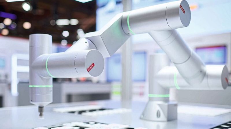 Physical AI in practice: TwinCAT CoAgent translates natural language into machine commands and enables intuitive control of complex mechatronic systems.(Image: Beckhoff Automation)