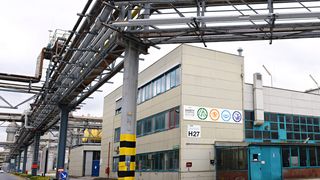In Düsseldorf steht die größte Sulfieranlage der BASF. Hier werden Tenside z.B. für Schampoos hergestellt. (Bild: BASF)