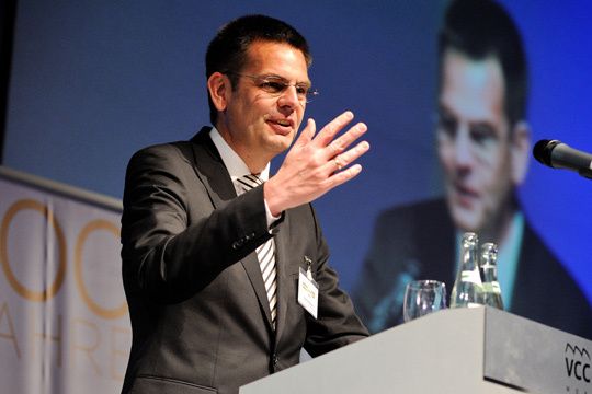 Daniel Bartos, Mitglied der Geschäftsleitung der MBVD würdigte die Vertriebserfolge der Autohäuser Jürgens und AVS Scholz. (Archiv: Vogel Business Media)