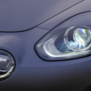 Die Alpine A110 S empfängt Fahrer wie Betrachter mit den aus dem 1970er Jahren bekannten typischen Doppelscheinwerfern.(Bild:  Ampnet/Renault)