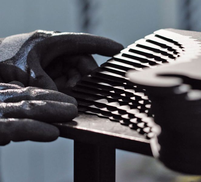 Der patentierte Messer-Sonderstahl kommt z.B. bei Häckslern und Futtermischwagen zum Einsatz.  (Julia Unkel/Thyssen Krupp)