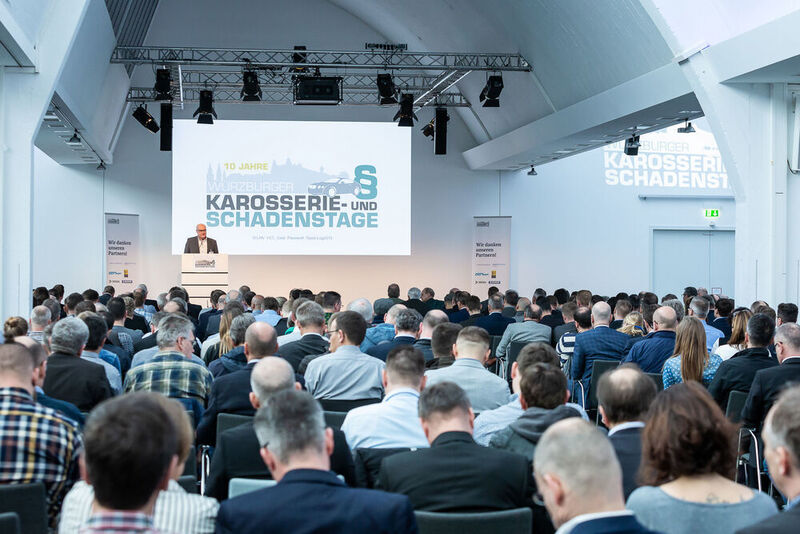 Konrad Wenz, Chefredakteur »Fahrzeug+Karosserie« konnte über 1.000 Teilnehmer im VCC in Würzburg begrüßen. (Stefan Bausewein)