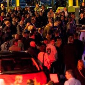 ... nahmen mehrere Hundert geladene Gäste teil.(Bild:  Autohaus Osseforth)