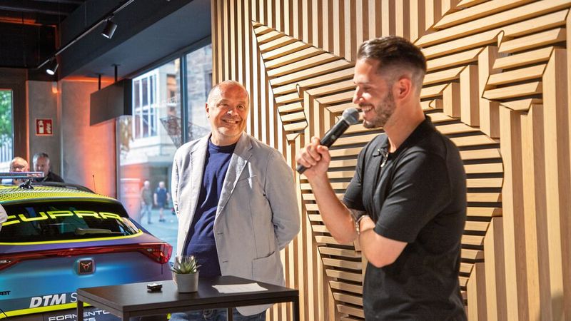 Im Dialog über die Marke Cupra: Seat-Geschäftsführer Bernhard Bauer (l.) und Markenbotschafter Daniel Abt. (Bild: Seat Deutschland)