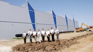 Die Fertigstellung der Halle und des Verwaltungsgebäudes ist bis Mai 2012 geplant. Mittelfristig will man am Standort 60 qualifizierte Arbeitsplätze schaffen.  (Bild:CGB Großbauteile)
