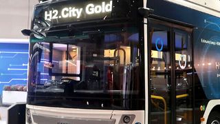 Der portugiesische Bushersteller Caetano Bus nutzt im „H2 City Gold“ das Brennstoffzellensystem des Toyota Mirai. (Toyota)