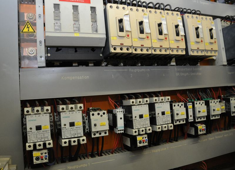 Verlässliche Technik seit Jahrzehnten. Die weltweit größte mobile Wildwasserbahn wird fast komplett von Siemens-Technik angetrieben und gesteuert.  (Bild: www.siemens.com/press)