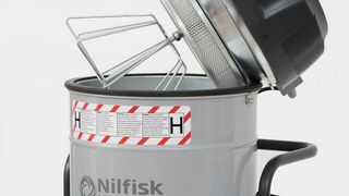 Kompakter Industriesauger VHS 120 (Bild: Nilfisk)
