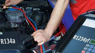 Darf man R1234yf in Fahrzeuge füllen, die werksseitig mit R134a befüllt waren?  (©Karin & Uwe Annas - stock.adobe.com)