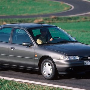 Die erste Generation des Ford Mondeo ab dem Jahr 1993. Ein Jahr später wurde er zum „Auto des Jahres“ gewählt. Von 1994 bis 2000 bot Ford alle drei Karosserievarianten (Stufenheck, Fließheck und den Turnier genannten Kombi) zum gleichen Preis an.(Bild:  Ford)
