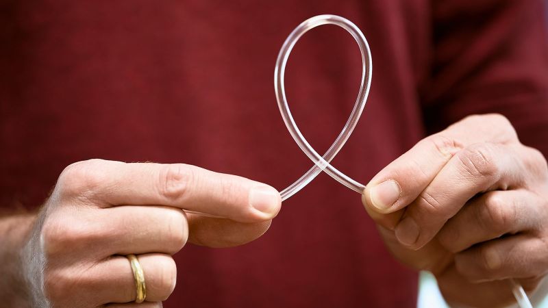 Infusionsschläuche bestehen oft aus Polyurethanen. Ein neuartiges Produktionsverfahren des Fraunhofer IAP macht es möglich, Polyurethane in höchster Qualität ohne den Einsatz der giftigen Isocyanate herzustellen.(Bild:  Fraunhofer IAP)