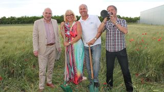 Gabriele Aicher und Gottfried Kainradl (Mitte) beim ersten Spatenstich für das neue Gogatec-Betriebsgebäude. (Gogatec)