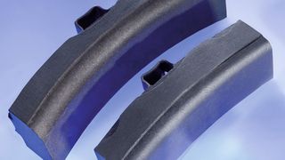 Die Federal-Mogul Friction Products GmbH in Bad Camberg arbeitet im Rahmen des Förderprojekts "Lärmreduzierter Güterverkehr durch innovative Verbundstoff-Bremsklotzsohlen (LäGiV)" an der Entwicklung neuer Verbundstoff-Bremsklotzsohlen (V-BKS) mit. Teile des Güterwagenbestandes sollen mit den neuen Bremsklotzsohlen umgerüstet und so deutlich leiser gemacht werden  (Bild: Federal-Mogul)