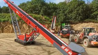 Das raupenmobile Band MFB 30/120K ermöglicht Abwurfhöhen bis knapp 13 m. (Bild: © Moerschen)