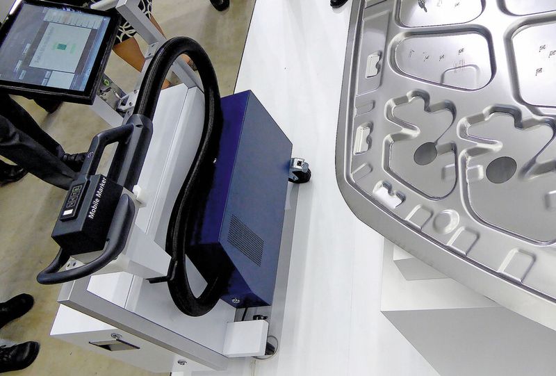 Der TruMark 5010 Mobile Marker besteht aus der Laserquelle, dem Tablet-PC und der handgeführten Bearbeitungseinheit. (Bild: Kuhn)