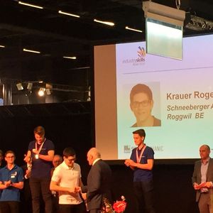 Swissmem Präsident Hans Hess gratuliert Roger Krauer zu seinem Sieg.