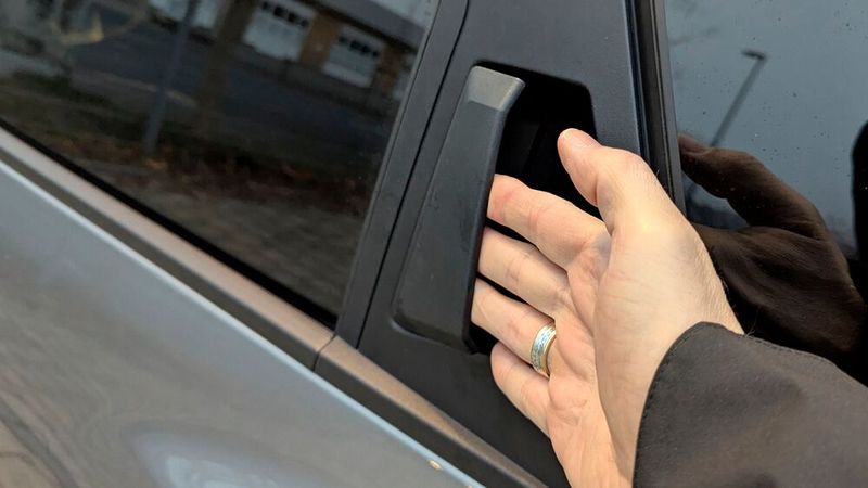 Dacia gibt sich da insgesamt mehr Mühe. Nur der schäbige Plastik-Türgriff hinten, mit dem sich die Tür auch nur schwer öffnen lässt, sticht negativ heraus. Der Opel besitzt vier solide Bügelgriffe. (Bild: Rosenow – VCG)