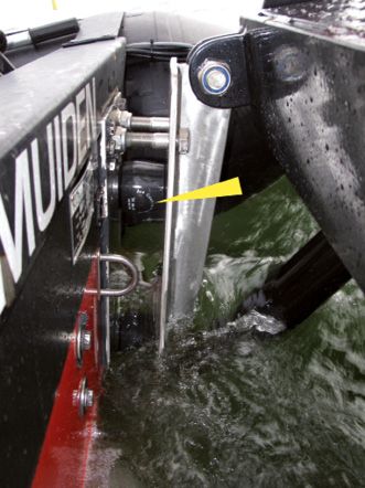 Wartungsboot: Das Anlegen auf engen Raum bei Wellengang sichert heute eine Konstruktion auf Basis von axial dämpfenden Co-Polyester-Elastomer-Elementen ab.(Quelle:  Wals)