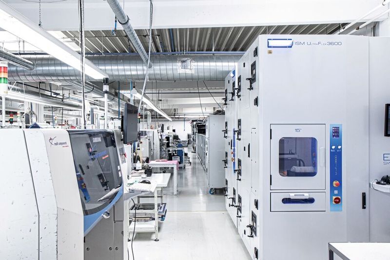 Ab 2010 werden genau aufeinander abgestimmte Linienfertigung und automatisierte Lagersysteme eingeführt, die die betriebliche Produktion schneller, schlanker und leistungsfähiger machen. Das Bild zeigt den Blick in die Leiterplattenbestückung mit einem vollautomatischen Lagersystem. (Bild: Incap)
