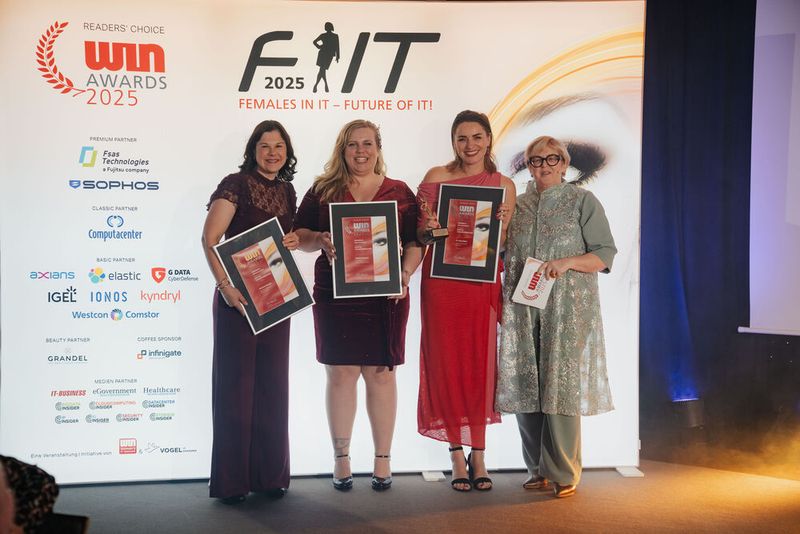 Die Gewinnerinnen aus dem Bereich »Women in eGovernment« | Kategorie » Digital Transformation«. Sabrina Donner (Silber), Ramona Krieger (Gold) und Dr. Nina Böhm (Platin). (Bild: Manuel Emme Fotografie)