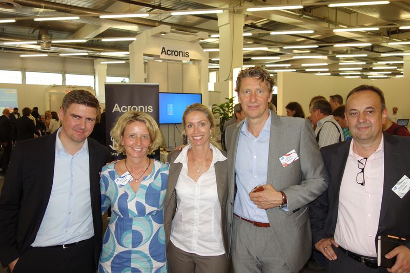 (v. l.) Markus Fritz, Acronis, Stephanie Steen, IT-BUSINESS, Sharon Heidorn, Acronis, und Ralf Riba, Riba:Business Talk, und Wolfgang Jung, Ingram Micro (Bild: IT-BUSINESS)