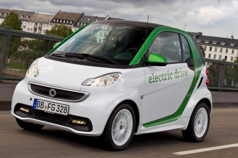 Der smart fortwo electric drive hat eine Reichweite von ca. 145 Kilometern und eignet sich so vorallem für den urbanen Raum. (Bild: Daimler)