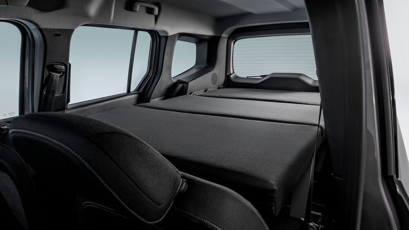 Das dreiteilig zusammengelegte Bett wird zu einer 1,15 Meter breiten und 1,89 Meter langen Liegefläche ausgeklappt. (Bild: © Mercedes-Benz AG)