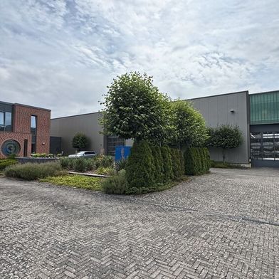 Die Autohäuser Grampp haben im fränkischen Karlburg im Landkreis Main-Spessart ein Logistikzentrum eröffnet, das Vertriebsprozesse in den Betrieben des Händlers beschleunigen und die Werkstätten entlasten soll. (Bild: Achter – VCG)