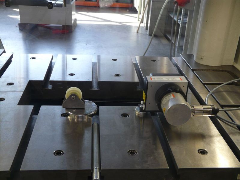 Messaufbau der Nachlaufzeitmessung. Über die Umlenkrolle in der Mitte ist der Seilzug mit dem Werkzeug des Stanzautomaten (nicht im Bild) verbunden. (Archiv: Vogel Business Media)