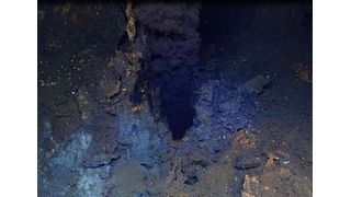 Ein schwarzer Raucher am Meeresgrund im arktischen Ozean (Bild: HACON cruise 2021, REV Ocean)