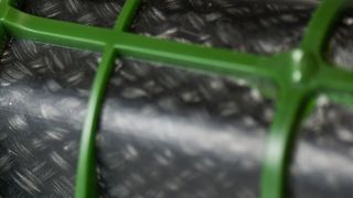 Carbonfaserverstärkte Bauteile mit Thermoplastmatrix waren bisher mit Kurzfasern oder wie hier, mit Fasergeweben ausgestattet. Jetzt startet das SKZ in Würzburg mit vielen bayerischen Partnern ein Forschungsprojekt, welches das Direktspritzgießen thermoplastischer Bauteile mit Langfasern erlaubt. (Bild: ILK Dresden)