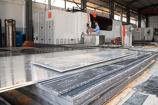 Die Laserschneidmaschinen von Al Sharq Awsat arbeiten unter Extrembedingungen: In Ägypten klettert das Thermometer schon mal auf weit über 40 °C. Durch einen zweiten Kühlkreislauf lässt die Hitze die Maschinen kalt. Die Laserschneidmaschinen von Al Sharq Awsat arbeiten unter Extrembedingungen: In Ägypten klettert das Thermometer schon mal auf weit über 40 °C. Durch einen zweiten Kühlkreislauf lässt die Hitze die Maschinen kalt.