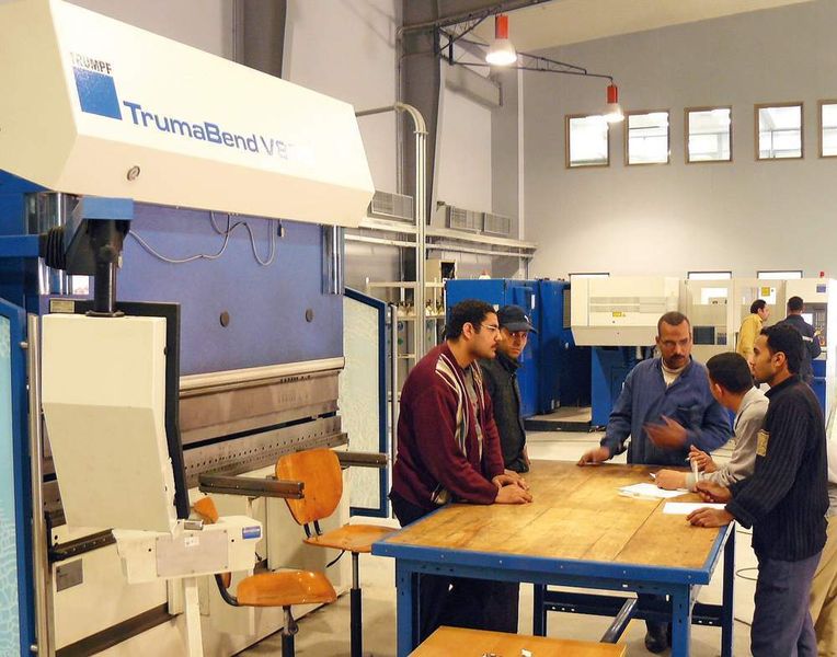 Die Maschinenbaufirmen helfen bei der Qualifizierung der Studenten nahe am Markt. Die Trumpf-Gruppe hat insgesamt fünf Maschinen in den Industriepark der Universität geschafft: Sie bilden die gesamte Prozesskette Blech ab. Bilder: Friedl (Archiv: Vogel Business Media)