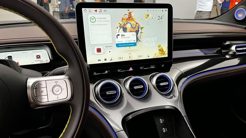 Wie im #1 dominiert im Cockpit der 12,8-Zoll-Touchscreen. (Bild: Simon – VCG)