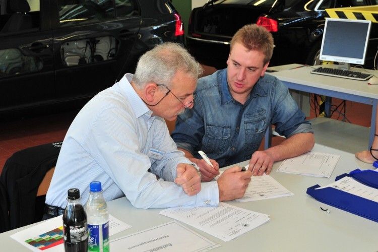 Aus jedem Land waren nicht nur Teilehmer sondern auch Experten angereist. Hier diskutieren Michel Tinguely aus der Schweiz und Wolfgang Kammerer aus Österreich über die richtige Bewertung eines Teilnehmers. (Foto: Schmidt)