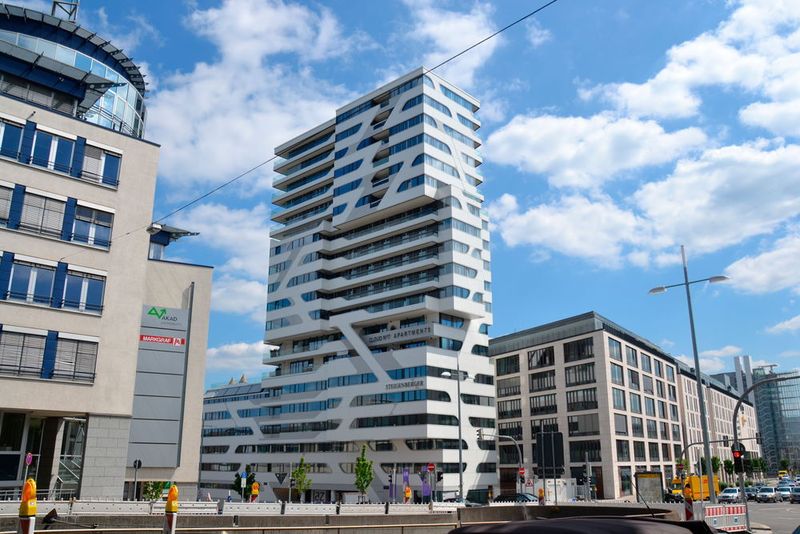 Aber perfekt klimatisiert hat man so zumindest ausreichend Zeit um sich mit allen Neubauten der Stadt zu beschäftigen. Ein echter Hingucker ist das neue Steigenberger Hotel mit den darüber liegenden Apartments.   (Michel / »kfz-betrieb«)