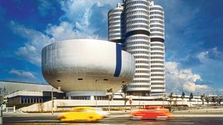 Vor 50 Jahren eröffnete BMW sein neues Verwaltungsgebäude. Der „4-Zylinder“ ist ein technisches wie architektonisches Meisterwerk. (Bild: BMW)
