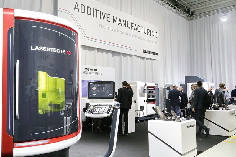 Im Bereich Additive Manufacturing zeigte DMG Mori drei vollständige Prozess­ketten für Pulverbett und Pulverdüse. (Anne Richter, SMM)