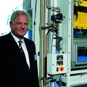 Jürgen Tonn, Vorsitzender des Vorstandes der Schuler AG, hier vor einer PSE2-250, unterstreicht: „Die Entwicklung der Servopressen bedeutet nicht, dass wir uns aus dem Großanlagengeschäft verabschieden wollen – eher das Gegenteil ist der Fall.“