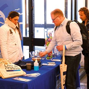Trotz des nasskalten Wetters kamen viele Besucher.    Mehr Infos zu den kommenden LAB-SUPPLY-Messen finden Sie auf www.lab-supply.info (Bild:  LABORPRAXIS, C. Lüttmann)