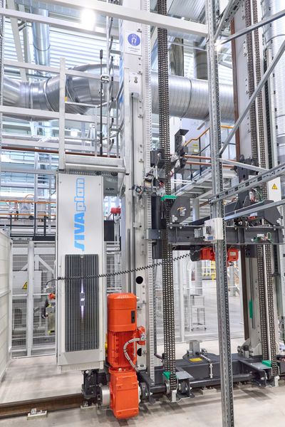 Eines der Regalbediengeräte (RBG) im Wartungsbereich. Die RBGs bestücken das Lager in bis zu neun Meter Höhe mit den rund 500 Kilogramm schweren Gestellen. (Bild: Leuze)