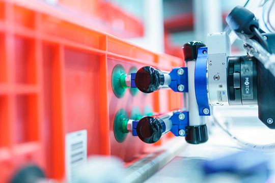 Vor und nach dem Bestücken: Der Cobot nutzt einen Greifer aus dem PXT-Baukasten, um die Kleinladungsträger zu handhaben. Vor und nach dem Bestücken: Der Cobot nutzt einen Greifer aus dem PXT-Baukasten, um die Kleinladungsträger zu handhaben.