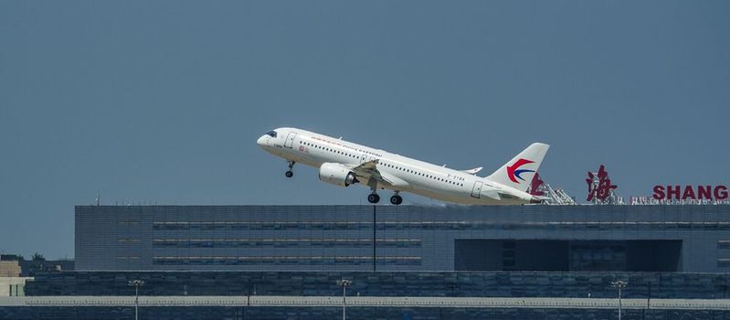 Der C919 Jetliner ist ein Produkt des CATL-Partners COMAC (Commercial Aircraft Corporation of China Ltd.). Passagierflugzeuge mit Elektroantrieb könnten der nächste Schritt sein. (Bild:  Commercial Aircraft Corporation of China Ltd.)