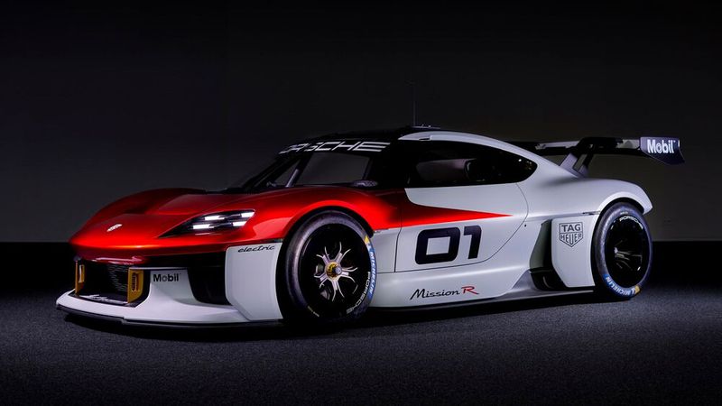 Die Fronthaube fällt, typisch für Porsche, zwischen den beiden stark gewölbten Kotflügeln ab. (Bild: Porsche)