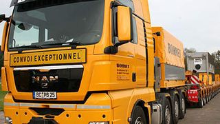 Antirutschmatten von Marotech sicherten den Transport eines 205 t schweren Pressenteils durch die Spedition Bohnet von Hessisch-Lichtenau in das 80 km entfernte Hannoversch-Münden zur Schiffsverladung. Bild: Marotech (Archiv: Vogel Business Media)