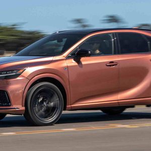 In unter sechs Sekunden schafft der Lexus RX den Sprint aus dem Stand auf 100 km/h. (Bild:  Lexus)