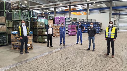 Das Projektteam um Julian Hinxlage (Mittelstand-Digital Zentrum Ruhr-OWL, 1.v.l.) und Reiner Gosmann (Mühlhoff Umformtechnik GmbH, 2.v.l.).(Bild:  Fraunhofer-IML)