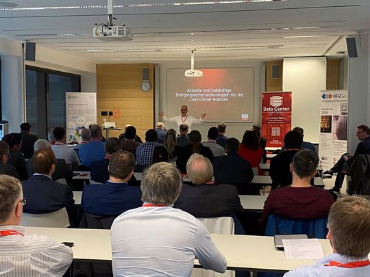 Die Veranstaltung Aktuelle und zukünftige Energiespeichertechnologien für die Data Center Branche auf dem Campus der Universität Bayreuth, organisiert vom eco - Verband der Internetwirtschaft e. V. , dem Zentrum für Energietechnik (ZET) und dem Lehrstuhl für technische Thermodynamik und Transportprozesse der Uni Bayreuth.(Bild:  eco - Verband der Internetwirtschaft e. V.)